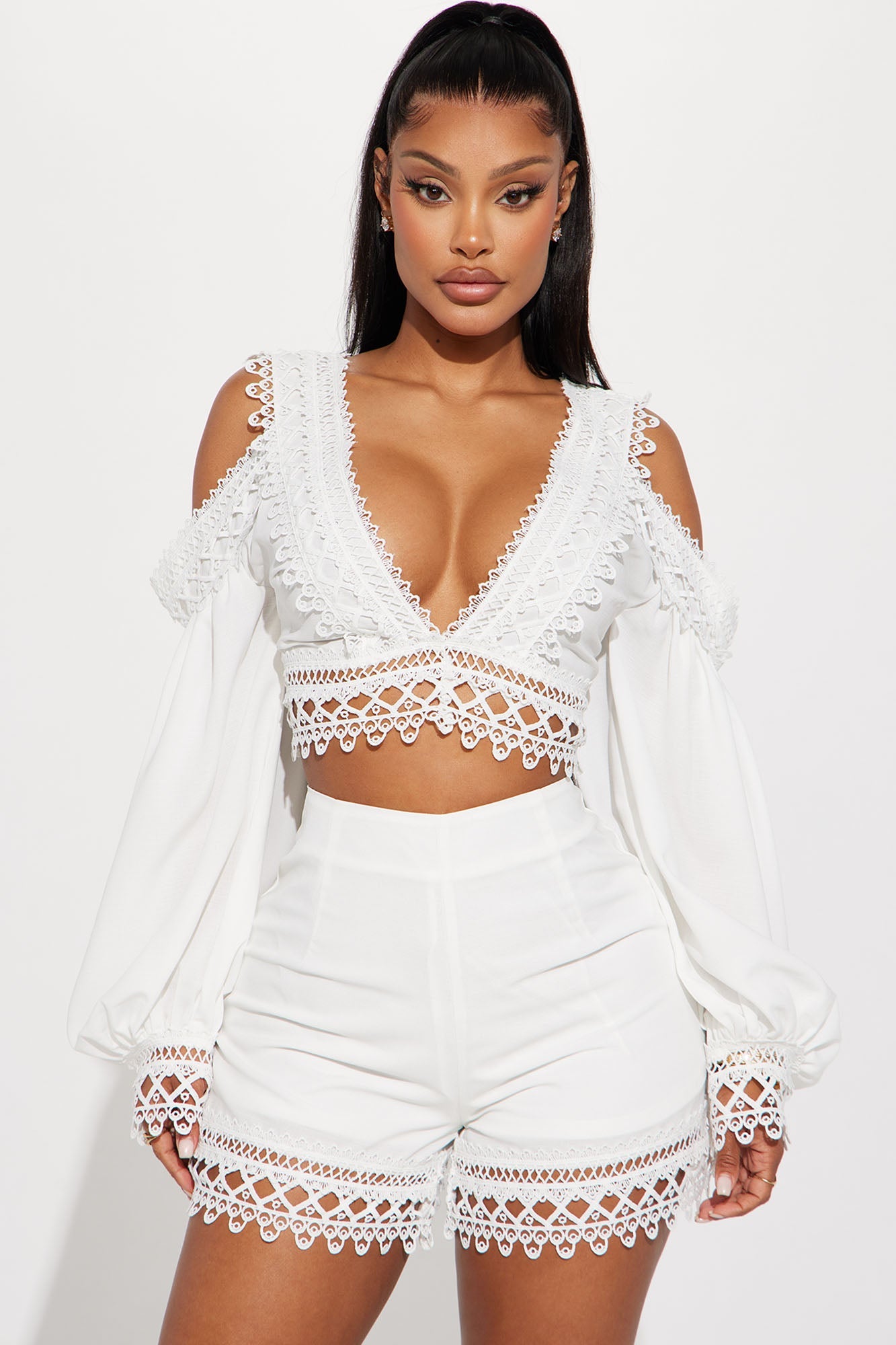 https://cdn.shopify.com/s/files/1/0293/9277/files/05-25-23Studio2_KJ_RL_14-19-47_6_S0533_OffWhite_13146_EH.jpg?v=1685639710