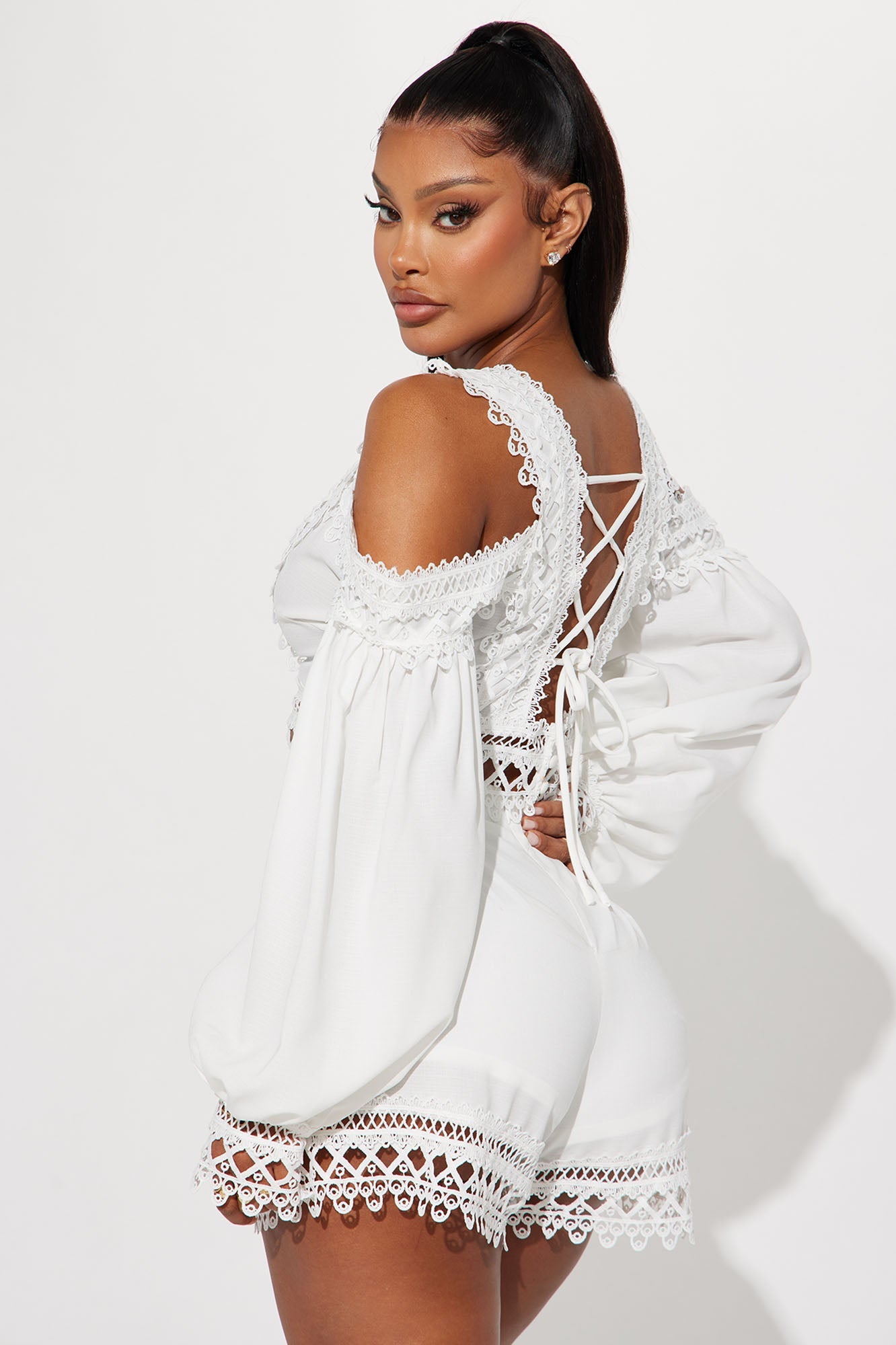 https://cdn.shopify.com/s/files/1/0293/9277/files/05-25-23Studio2_KJ_RL_14-19-47_6_S0533_OffWhite_13149_EH.jpg?v=1685639710
