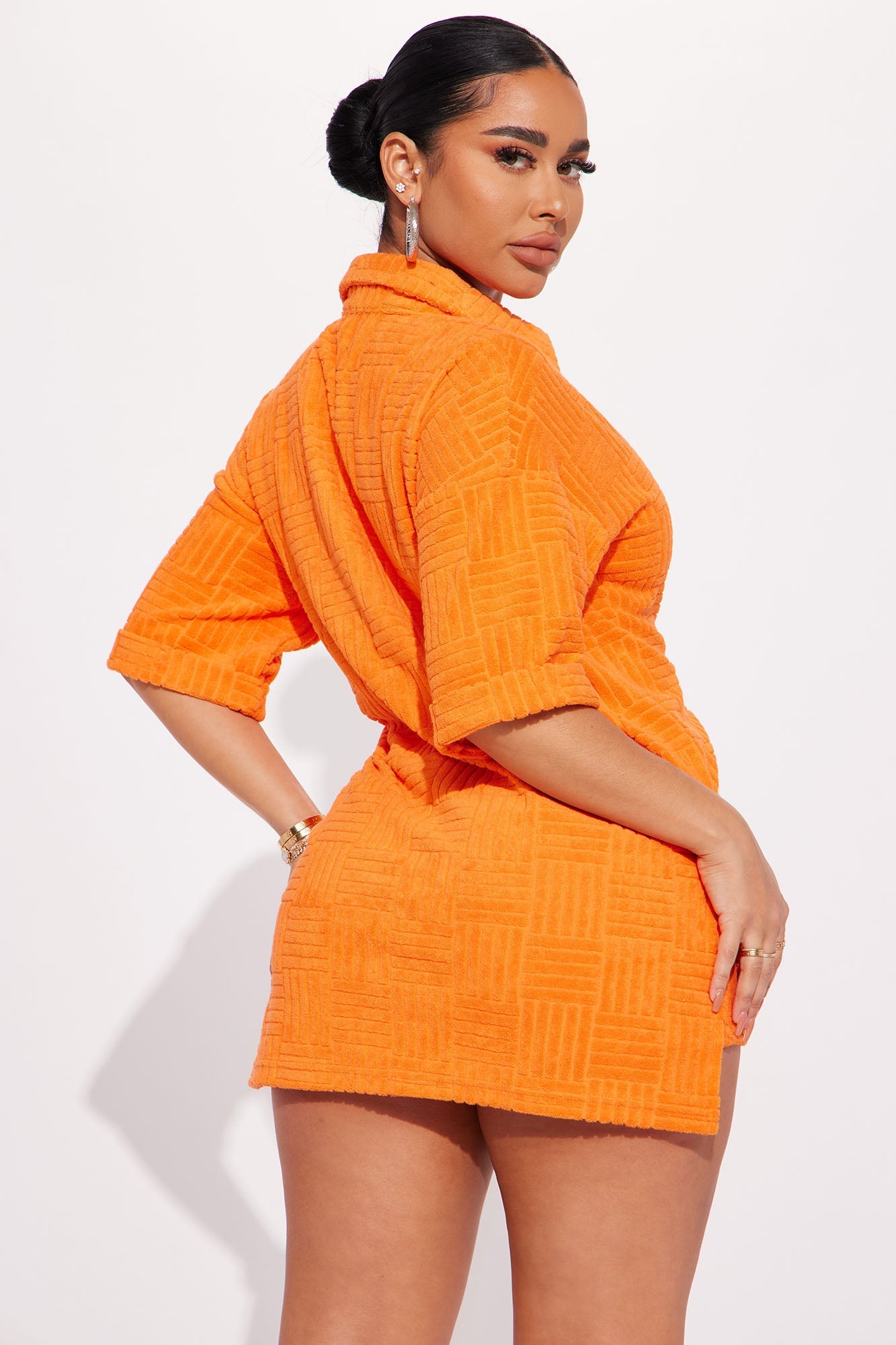 https://cdn.shopify.com/s/files/1/0293/9277/products/02-06-23Studio5_AC_RD_14-13-05_61_MS22103101_Orange_1434_EH.jpg?v=1676051229